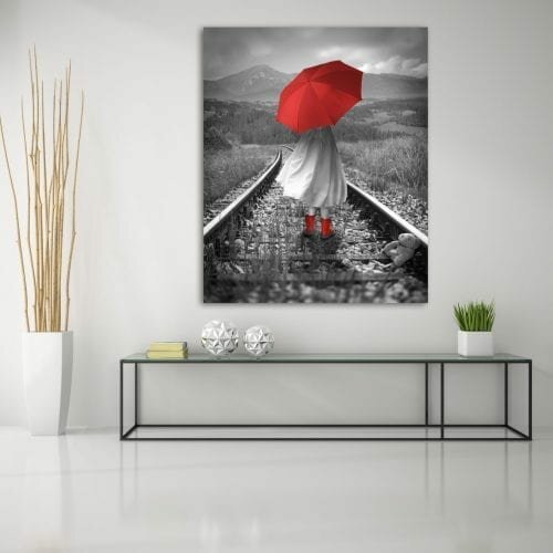 על פסי הרכבת