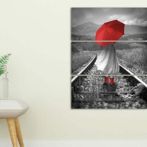 על פסי הרכבת