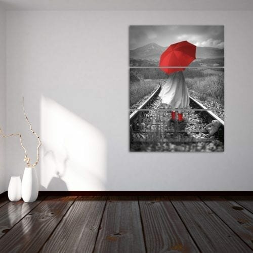 על פסי הרכבת