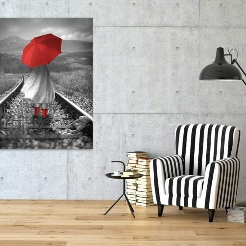 על פסי הרכבת